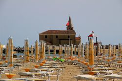 La Chiesa della Madonna dell'Angelo di Caorle, Veneto, vista dalla spiaggia. La torre campanaria dell'edificio religioso è in stile romanico e risale al XIII° secolo - © ...