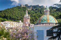 La chiesa della Santissima Annunziata e il Castello di Salerno