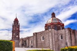 La chiesa di Nostra Signora della Salute nella città di San Miguel de Allende, Messico. La sua costruzione ins tile barocco risale al 1735.
