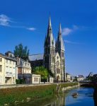 La chiesa di Notre-Dame a Chalons-en-Champagne, Francia: le sue due guglie in piombo si rilfettono nel canale del Mau.
