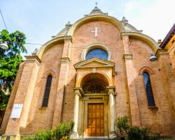 La chiesa di San Giovanni in Monte a Bologna, Emilia-Romagna. Citata già nel 1045, venne poi ampliata in stile romanico nel 1286 e nuovamente modificata nel corso del XV° secolo.
  ...