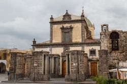 La chiesa Madre nel centro storico di Adrano, Sicilia. Nel 1997 il campanile, fatto erigere alla fine del XIX° secolo su richiesta del prevosto Salvatore Petronio Russo, venne fatto demolire.

 ...