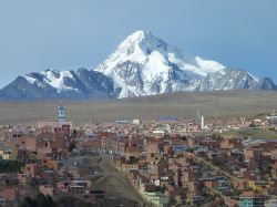 La città di La Paz vista dalle alture di El Alto, Bolivia. Con i suoi 3650 metri sul livello del mare, La Paz vanta il titolo di capitale più alta del mondo.



