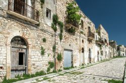 La città italiana di Craco in provincia di Matera, Basilicata. Una delle tipiche vie in ciottoli che si incontrano passeggiando lungo il borgo fantasma che ha stregato il cinema.



 ...