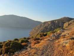 La costa brulla di Tilos fotografata al tramonto, Grecia.


