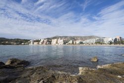 La costa di Oropesa del Mar fotografata dall'altro lato della baia, Spagna. A fare da cornice alla città è una natura rigogliosa e a tratti selvaggia e incontaminata

