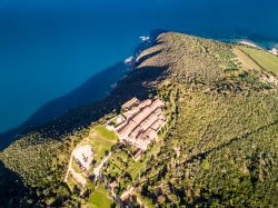 La costa di Populonia in Toscana ripresa da un drone