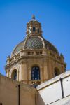 La cupola della chiesa del Purgatorio a Marsala, Sicilia, in una giornata con il cielo blu. 
