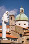 La cupola di Santa Maria del Popolo a Pontremoli, Toscana. Siamo in piazza del Vescovato, nel centro storico del borgo in provincia di Massa Carrara.
