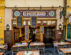 La facciata di un ristorante nel centro di Bamberga, Germania - © Boris-B / Shutterstock.com