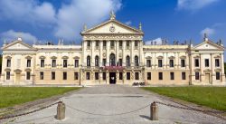 La facciata monumentale di VIlla Pisani a Stra, in Veneto - © Fulcanelli / Shutterstock.com