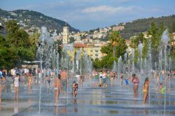 La fontana della Promenade du Paillon a Nizza, Francia. La bella area del centro cittadino, fra Avenue Faure e Boulevard Jean Jaurès, è stata riqualificata grazie alla creazione ...