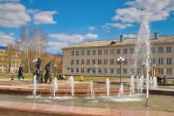 La fontana in piazza Robinson Crusoe a Tobolsk, Russia. Di particolare interesse sono le sculture di Robinson e di Venerdì - © Sergei Butorin / Shutterstock.com