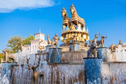 La fontana Kolkhida nel centro di Kutaisi, Georgia. Si trova in piazza Agmashenebeli, di fronte al teatro Lado Meskhishvili. E' un monumento celebrativo voluto dallo stato georgiano per ...