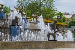 La fontana nella piazza centrale di Kutaisi, Georgia. Ad abbellirla vi sono statue in bronzo di animali. E' una delle principali attrazioni turistiche della città, capitale della ...