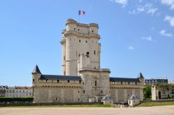 La fortezza di Vincennes, Francia. Per l'altezza del suo mastio, che si eleva per 50 metri, è il castello più alto di pianura in tutta Europa.
