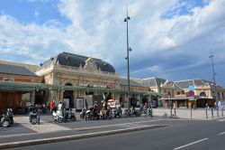 La Gare de Ville, la stazione di Nizza, Francia. La bella facciata della stazione ferroviaria di Nizza situata lungo la linea Marsiglia-Ventimiglia. E' la principale "gare" passeggeri ...
