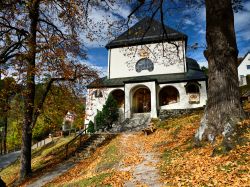 La graziosa chiesetta di Sant'Antonio a Garmisch-Partenkirchen in Baviera (Germania) in una giornata d'autunno.
