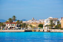 La graziosa skyline di Javea, Spagna, vista da Alicante. Si tratta di un piccolo villaggio di pescatori nel nord della Costa Blanca fra il Capo de la Nau e il Capo di Sant'Antonio nella ...