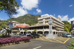 La graziosa torre dell'orologio di Victoria, Mahé, Seychelles. E' chiamata anche piccolo Big Ben - © IndustryAndTravel / Shutterstock.com