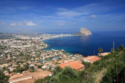 La lunga costa mediterranea della città di Calpe, Spagna.
