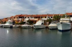 La marina di Porto Ottiolu in Sardegna panorama - © Nubifer, CC BY-SA 4.0, Wikipedia