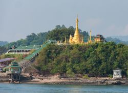 La pagoda vicino al molo dei traghetti a Kadan Kyun (King Island), la più grande dell'arcipelago di Mergui, Myanmar.

