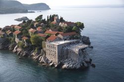 La penisola di Sveti Stefan in Montenegro vista dall'alto.
