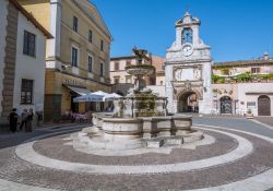 La piazza del Comune a Sutri, borgo del Lazio - © Stefval / Shutterstock.com