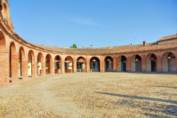 La piazza Nuova di Bagnacavallo, antica piazza del mercato di forma ellittica, circondata da un portico con 30 archi