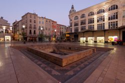 La piazza principale dell'antica città di Narbona, Francia. Residenza di re visigoti e capitale della Gallia Narbonense, questa cittadina vanta un ricco patrimonio storico e culturale ...