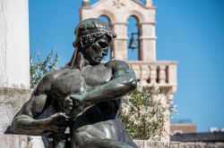 La piazza Vittorio Veneto a Matera, dettaglio del memoriale di Guerra con la campana Materdomini sullo sfondo - © DinoPh / Shutterstock.com