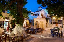 La piazzetta principale del borgo di Pyrgos al crepuscolo, Cicladi, Grecia - © Heracles Kritikos / Shutterstock.com
