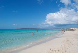 La Platja de Migjorn a Formentera: la spiaggia del mezzogiorno è la più lunga dell'isola - © Naeblys / Shutterstock.com