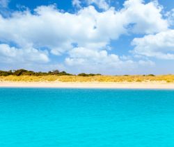 La Platja de S’Alga sull'isola di Espalmador a Formentera in Spagna.