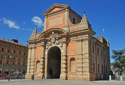 La porta medievale Galliera a Bologna, Emilia-Romagna. ...