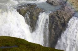 La potenza delle cascate Gullfoss in Islanda, con la portata più alta del vecchio continente che nei periodi di pioggia tocca i 2.000 metri cubi al secondo - © Paolo Trovo / Shutterstock.com ...