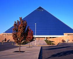 La Pyramid Arena di Memphis, Tennessee, USA. Aperta nel 1991, questa struttura situata sulle rive del fiume Mississipi è stata chiusa nel 2004. Oggi è stata riconvertita in un ...
