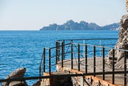 La scogliera pedonale di Zoagli (Genova) realizzata lungomare, Liguria.
