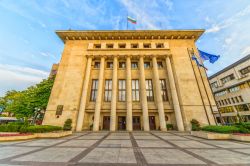 La solenne facciata del Municipio di Burgas, Bulgaria - © Brenik / Shutterstock.com