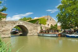 Uno scorcio di Le Somail e del Canal du Midi, Linguadoca-Rossiglione (Francia). Si tratta di una frazione del dipartimento dell'Aude nella Francia Sud-Occidentale. Nella foto, il ponte Saint ...