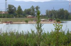 La spiaggia del Lago dei Renai a Signa in Toscana