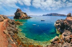 La spiaggia della baia di Armeni vicino al villaggio di Oia a Santorini, Isole Cicladi (Grecia)