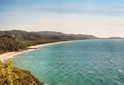 La spiaggia di Cala civette a Scarlino sulla Maremma Toscana - © Simon Matzinger, CC BY 4.0, Wikipedia