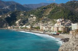 La grande spiaggia di Maiori in Campania, una delle perle della costa amalfitana - © Antonio Gravante / Shutterstock.com