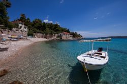 La spiaggia di Milna beach nel sud di Vis, l'isola di Lissa in Dalmazia - © Stjepan Tafra / Shutterstock.com