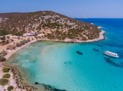 La spiaggia di Platis Gialos a Lipsi, Grecia, vista dall'alto: siamo nel tratto di litorale più popolare dell'isola. Qui si trova un pezzo di mare dal colore incantevole, limpido ...