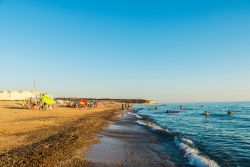 La spiaggia di Scoglitti in estate, nel pomeriggio, sulla costa di sud-est del Canale di Sicilia - © J2R / Shutterstock.com