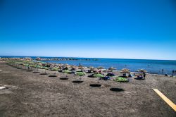 La spiaggia scura di Monolithos: siamo sull'isola di Santorini in Grecia