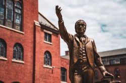 La statua del vescovo Richard Allen a Philadelphia (Pennsylvania): è stato il fondatore della chiesa metodista episcopale africana - © Tippman98x / Shutterstock.com